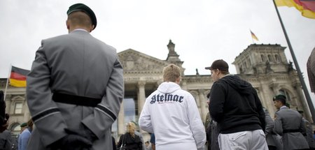 Deutliche Nähe: Angehöriger mit Thor-Steinar-Pullover beim Rekru...