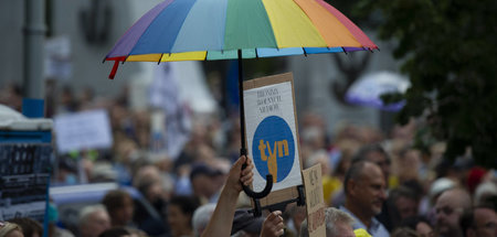 Protest in Warschau gegen den Versuch der Regierung, auch Medien... Protest in Warschau gegen den Versuch der Regierung, auch Medien...