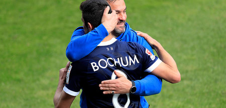 VfL Bochum – SV Sandhausen, 3:1: Thomas Reis herzt Anthony Losil... VfL Bochum – SV Sandhausen, 3:1: Thomas Reis herzt Anthony Losil...