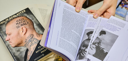 Bücher mit herausgeschnittenen Seiten in der Bibliothek im Berli... Bücher mit herausgeschnittenen Seiten in der Bibliothek im Berli...