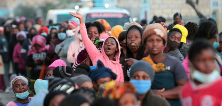 Lange Schlangen vor den Wahllokalen Sambias am Donnerstag in der...
