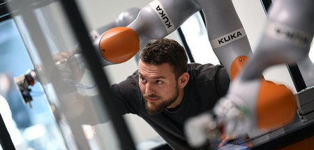 Seit der Übernahme des Augsburger Roboterbauers Kuka im Jahre 20... Seit der Übernahme des Augsburger Roboterbauers Kuka im Jahre 20...