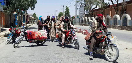 Taliban-Kämpfer patrouillieren am Donnerstag in Ghasni im Osten ... Taliban-Kämpfer patrouillieren am Donnerstag in Ghasni im Osten ...