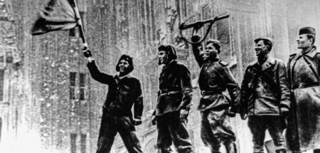 Soldaten der Roten Armee in Berlin (Mai 1945)