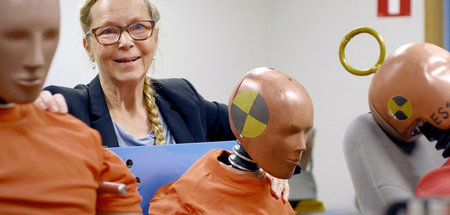 Astrid Linder führt regelmäßig Tests mit ihrem Crash-Test-Dummy ...