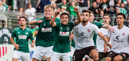 Na, gib schon her: Spieler des VfB Lübeck und FC St. Pauli II in...
