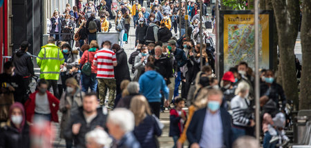 Blicken Lockerungen entgegen: Passanten in der Stuttgarter König...