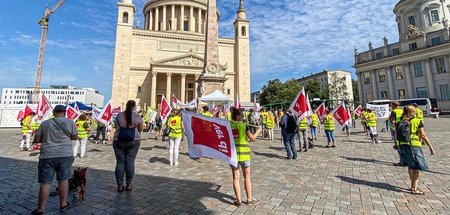 Kundgebung von Asklepios-Beschäftigten am Rande des Brandenburge...