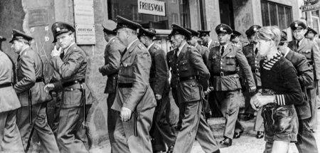 Sofortiger Vollzug. Polizisten besetzen die Zentrale der KPD in ...