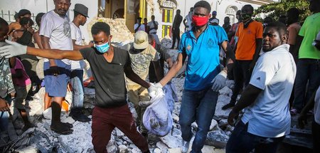 Unter Trümmern: In Les Cayes wird ein geborgener Leichnam wegget...