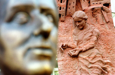 Das Rosa-Luxemburg-Denkmal von Rolf Biebl (l.) und das Relief mi...