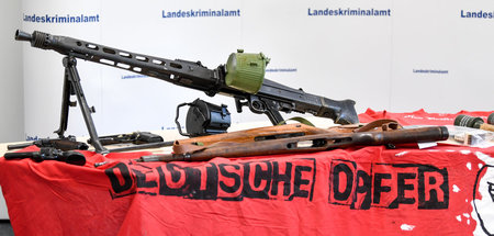 Nur die Spitze des Eisbergs: Ausbeute einer Razzia gegen Neonazi...