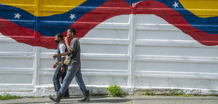 Venezolanische Flagge auf einer Mauer in der Hauptstadt Caracas ...