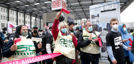 Protestierende GDL-Mitglieder vor der DB-Zentrale am Dienstag in...