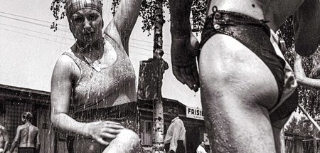 Badegäste duschen im Donau-Strandbad in Klosterneuburg bei Wien ...