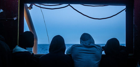 Immer wieder warten: Geflüchtete an Deck der »Ocean Viking« (7.2...