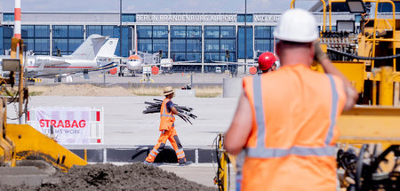 Mit neunjähriger Verspätung: Letzte Reparaturen am Flughafen BER...