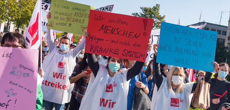 Klare Botschaften: Beschäftigte von Charité und Vivantes demonst...