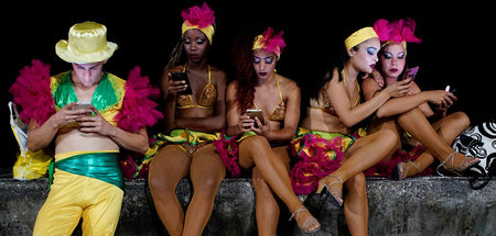 Immer mehr Kubaner sind online unterwegs: Tänzer vor ihrem Auftr...