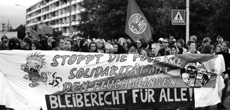 Im August 1992 demonstrierten Tausende Menschen in Rostock gegen...