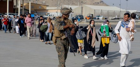 Nur noch raus: Afghanen fliehen vor den Taliban am Flughafen Kab...