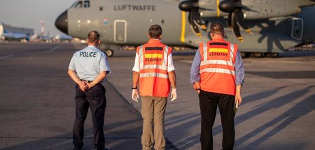 Nehmen nur Auserwählte in Empfang: Vertreter von Außen- und Inne...