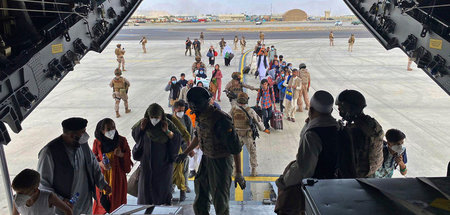 Nach Machtübernahme der Taliban: Menschen fliehen in großer Zahl...