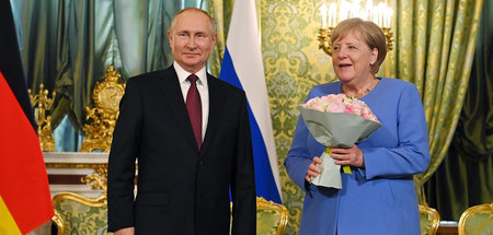 Blumen zum Abschied der Kanzlerin: Putin und Merkel am Freitag i...