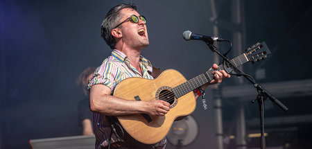 Conor O’Brien ist Bandleader, Mastermind, Songwriter, Herz und K...