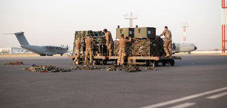 Bundeswehr-Soldaten auf dem Flughafen von Taschkent, Drehkreuz f...