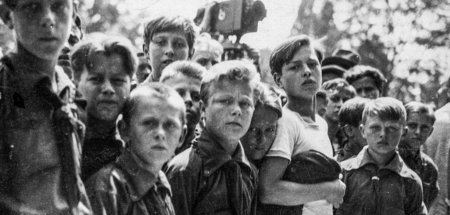 Sprechchor der Schulabgänger bei der Jugendweihe vor dem Rathaus...