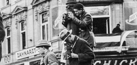 Fotograf bei der Arbeit in der Alserbachstraße im 9. Wiener Bezi...