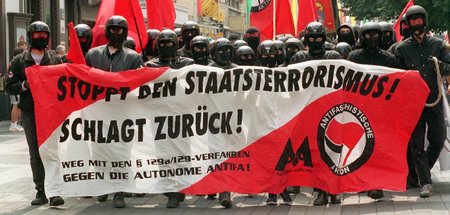 »Mit Helmen und Knüppeln und Tauen«: Demonstration von Autonomen...