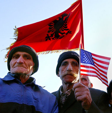 Danke Deutschland, danke USA – Albaner heißen den Neustaat Kosov...