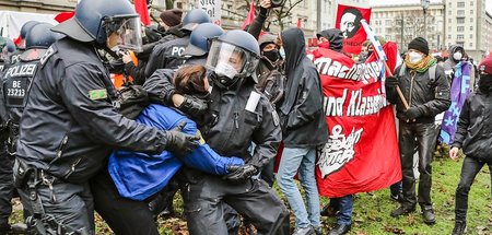 FDJ-Hemden dienten der Polizei als Vorwand, um die Luxemburg-Lie...