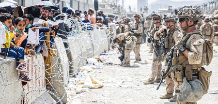 US-Marines halten Flüchtende vom Flughafen Kabul ab: 20. August,...