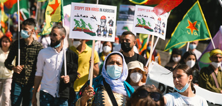 Tausende Menschen demonstrieren in Düsseldorf gegen die Angriffe...