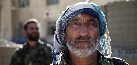 Offizier der afghanischen Armee im Beobachtungsposten Nord der B... Offizier der afghanischen Armee im Beobachtungsposten Nord der B...