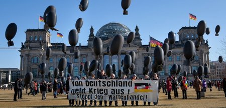 Protest vor dem Reichstagsgebäude mit schwarzen Luftballons in F... Protest vor dem Reichstagsgebäude mit schwarzen Luftballons in F...