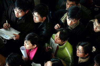 Jobbörse in Peking: Globale Ökonomie schafft nicht genügend Arbe...