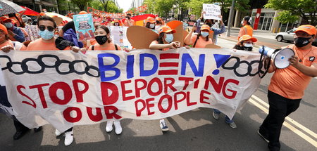 Auch die Regierung Biden schiebt weiter Menschen ab. Demonstrati...