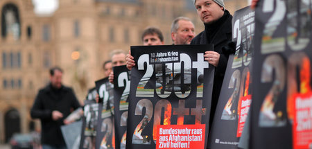 Abgeordnete und Mitglieder der Partei Die Linke protestieren am ...