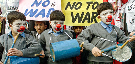 »Nein zum Krieg«: Junge geflüchtete Afghanen fordern vor dem UN-...