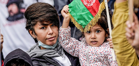 Teilnehmer der Solidaritätsdemonstration im Hamburger Stadtteil ...