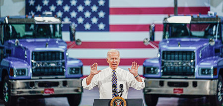 Buy American. US-Präsident Joseph Biden zu Besuch in einem Werk ...