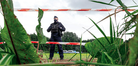 Polnische Grenzpolizisten bewachen einen Abschnitt an der Grenze...