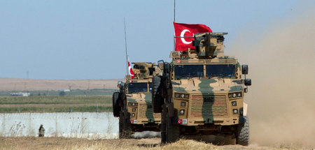 Gepanzerte Militärfahrzeuge der türkischen Armee an der syrische...