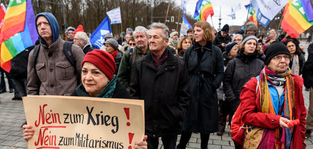 Protest der Friedensbewegung am Brandenburger Tor in Berlin