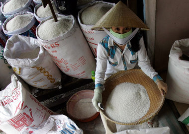 Vietnam schlägt Thailand im Preiswettbewerb. Arbeiterin in Ho-Ch...