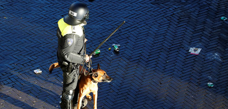 Mit Hund und Schlagstock fühlt sich die Amsterdamer Polizei wohl...
